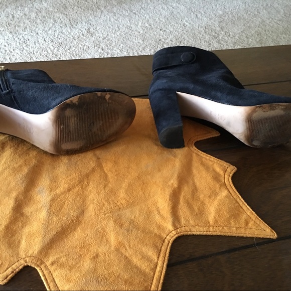 Gorgeous Ann Taylor 8M black suede side zip booties. A steal at this price - Picture 8 of 15